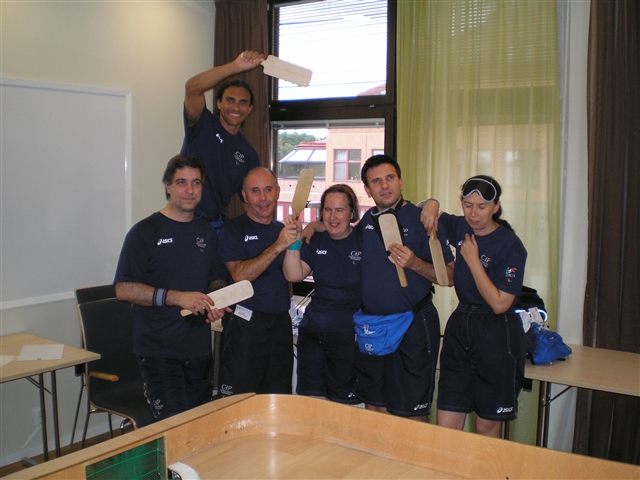 La nazionale italiana di showdown ai mondiali di svezia 2009. Da sinistra, Domenico Leo, Maurizio Scarso, Michela Marcato, Massimiliano Josè Tralli, Angela Bellarte (Coccolina). Dietro, il Selezionatore Tecnico, e Coach Marco Spinelli